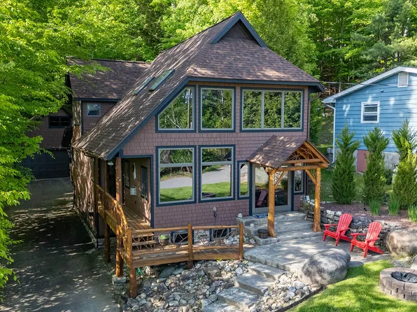 220 Riverside Dr, Saranac Lake, NY 12983