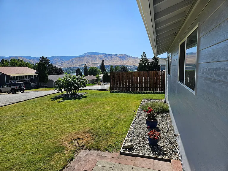 209 Goldcrest St — Photo 2