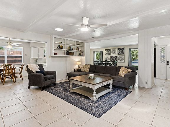 4th image of 909 Sandalwood Ave