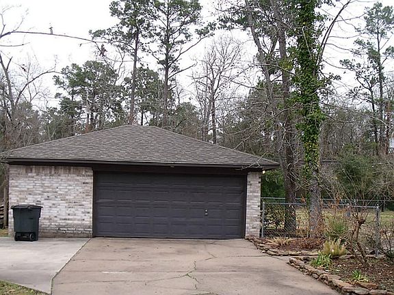 2 1/2 garage with garage door opener