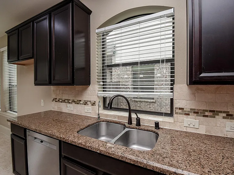 6034 Gracys Landing Ln — Photo 18