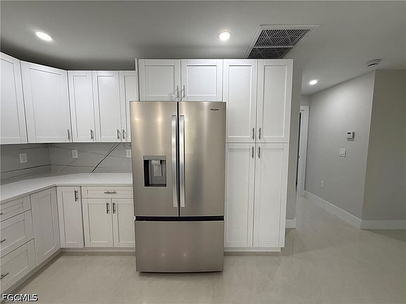 4th image of 405-407 Chalet Ave S