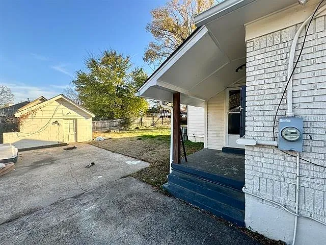 690 McConnell St — Photo 17