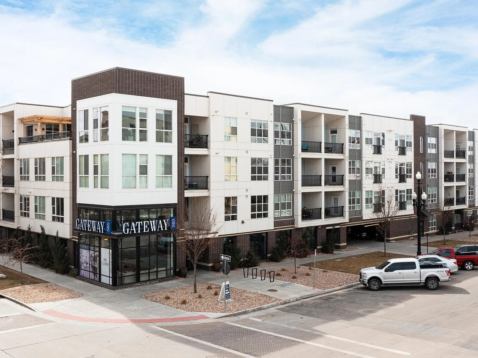 Gateway 505 — Photo 1