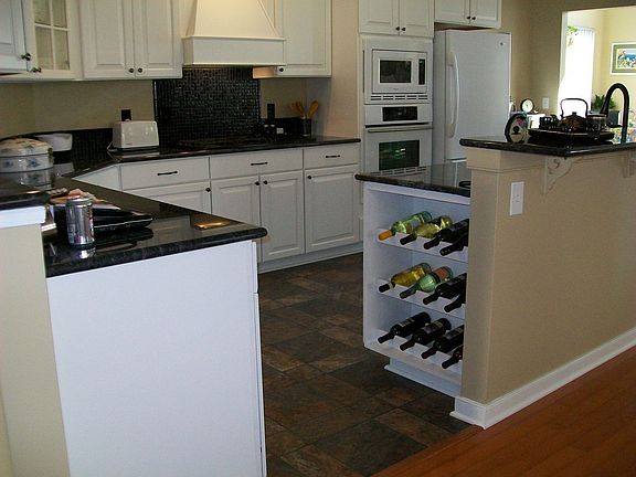4th image of 220 Paulette Cir