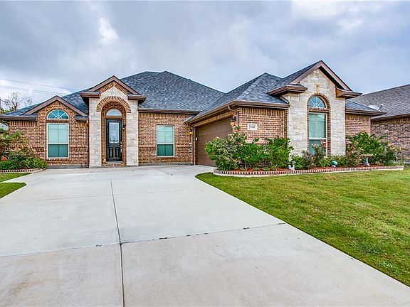 3rd image of 2940 Cayuga Ln