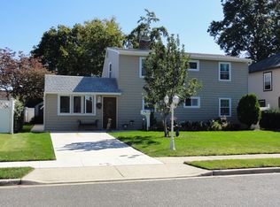 19 Mockingbird Ln, Levittown, NY 11756