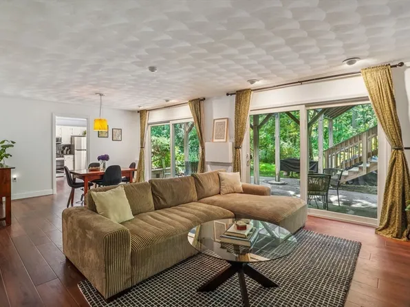 90 Farrwood Ave APT 1, North Andover, MA 01845