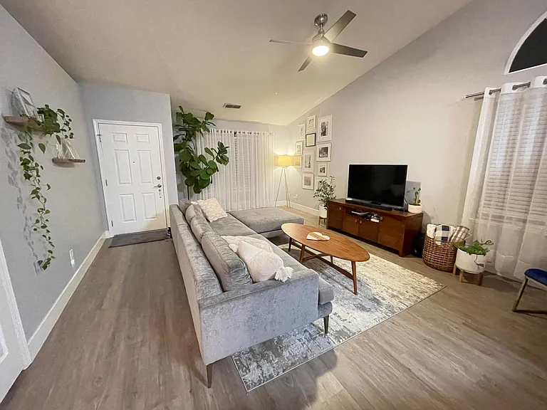 9361 Castleview Dr — Photo 11