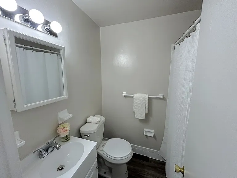 Karen Court Apartments — Photo 6
