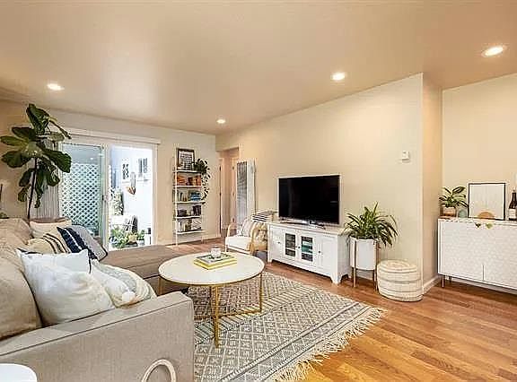 5th image of 824 Fremont St #1