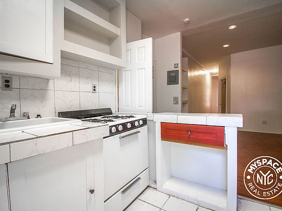 3rd image of 579 Saint Johns Pl APT 1L