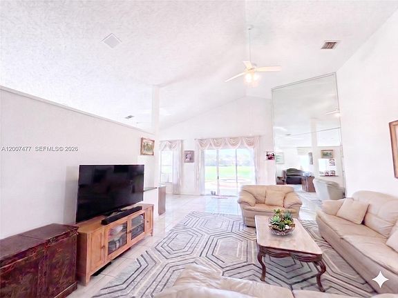 5th image of 1510 Lacosta Dr W
