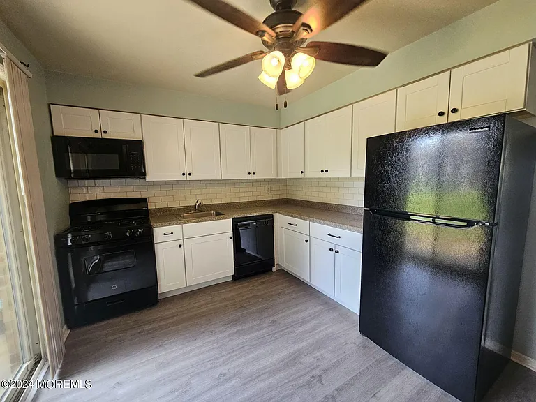 405 Cynthia Ct — Photo 1