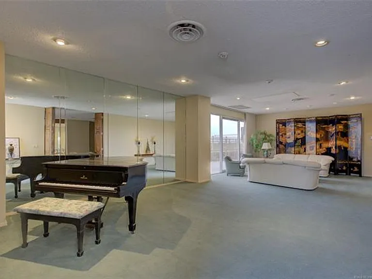 Adorable 2 bed 2 bath in historic Liberty Tower — Photo 25