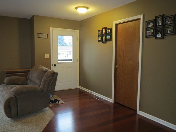 4th image of 501 E Blue Earth St