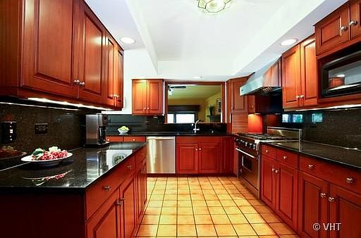 4th image of 696 Kenilworth Ave
