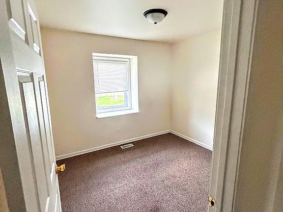 4th image of 3800 Southwood Dr #3804