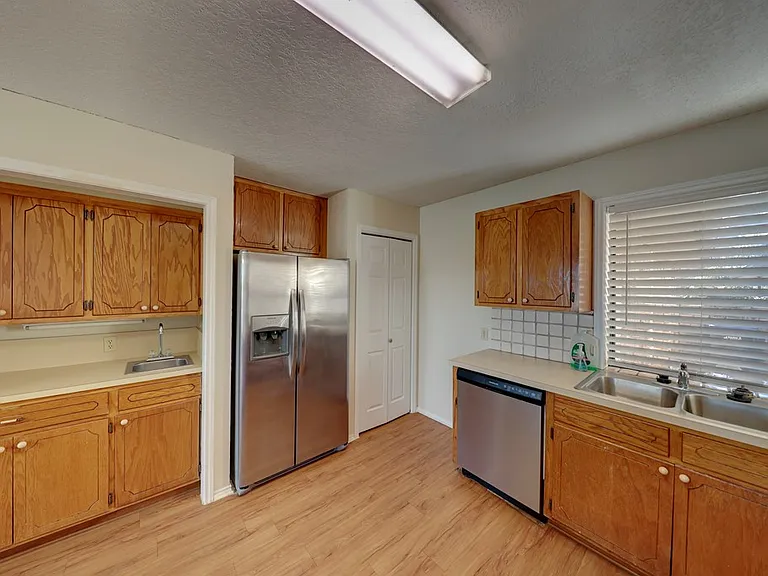 2745 Bandera Hwy — Photo 6