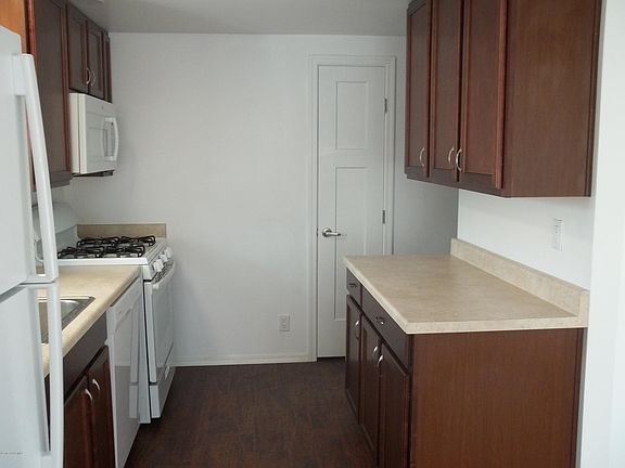 4th image of 647 S 7th Pl