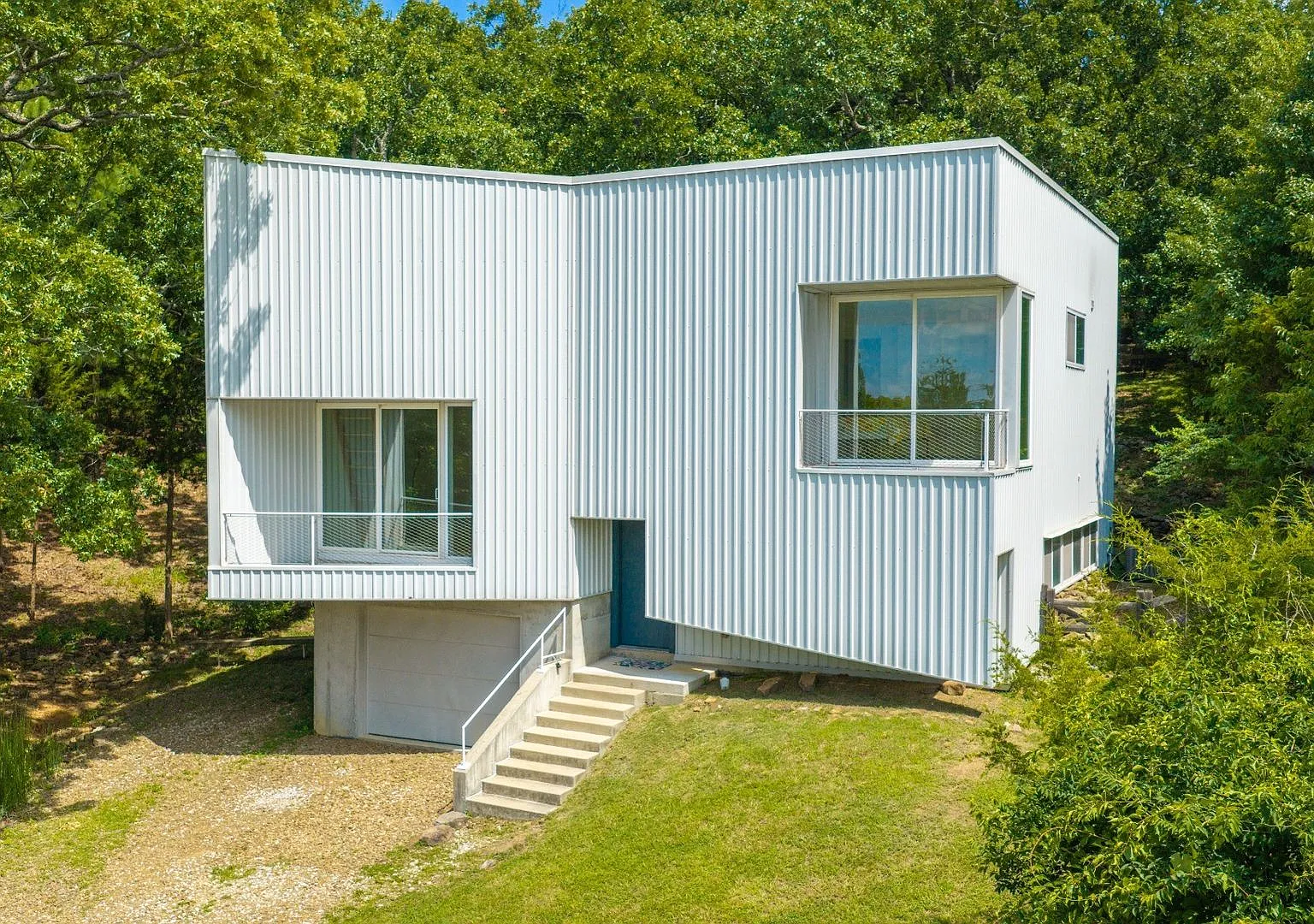 Stunning 3 Bedroom home in unbeatable location — Photo 2