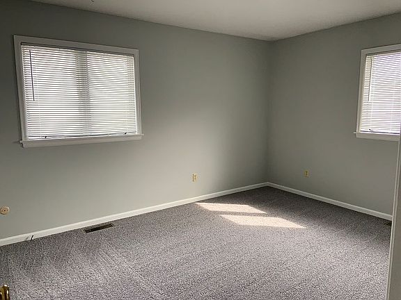 5th image of 253 Manville Ave