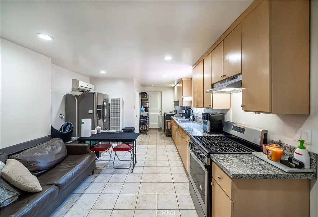 1 bed, 552 sqft, $2,400 — Photo 2
