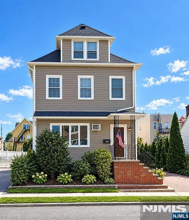 2 bed, 1.0 bath, $2,200 — Photo 1
