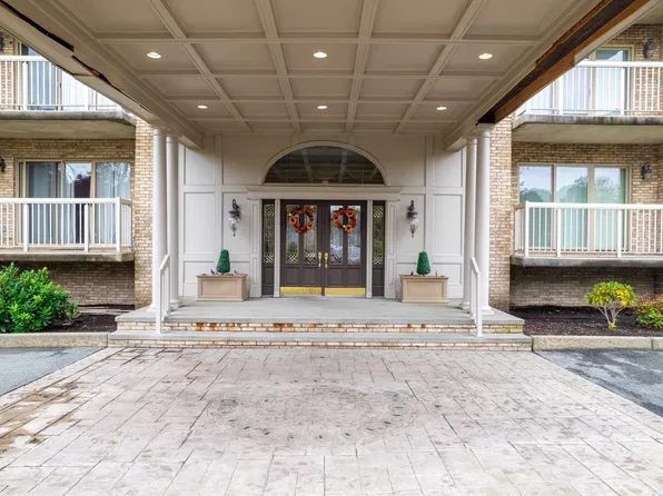 915 Hathaway Rd APT 205, New Bedford, MA 02740