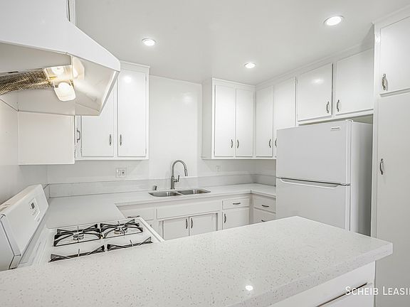 3rd image of 220 N Crescent Dr APT 6