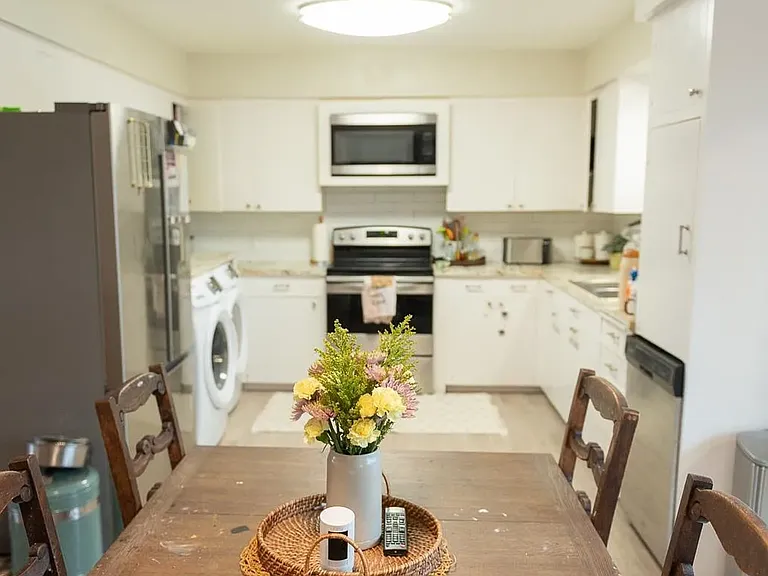 1110 Phelps Cir — Photo 11