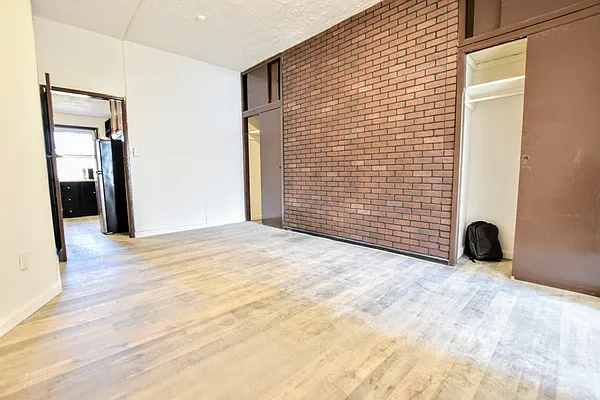 Rented by Dakis Group LLC | media 44