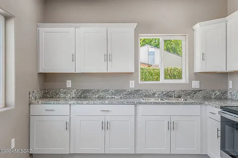 4658 N Pomona Ave — Photo 3