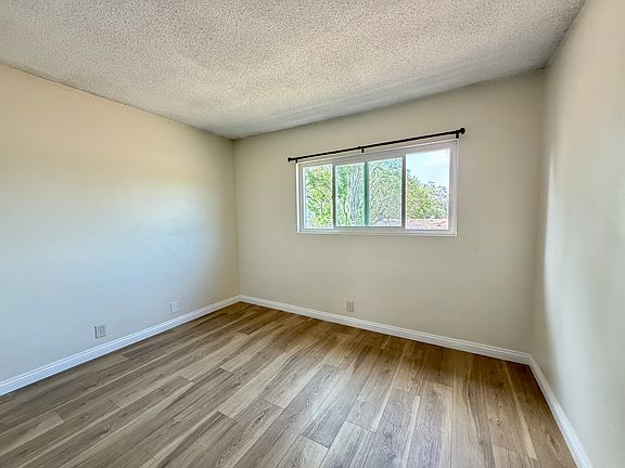 5th image of 889 N Laurel Ave #16