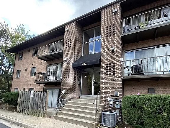 2nd image of 202 E Mason Ave #101