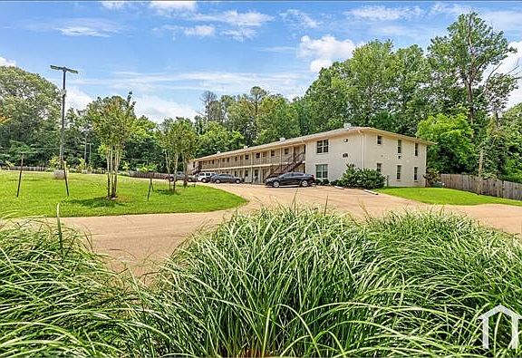 3rd image of 902 Blossom Ln
