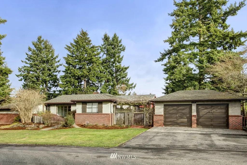 9904 39th Avenue SW photo 1