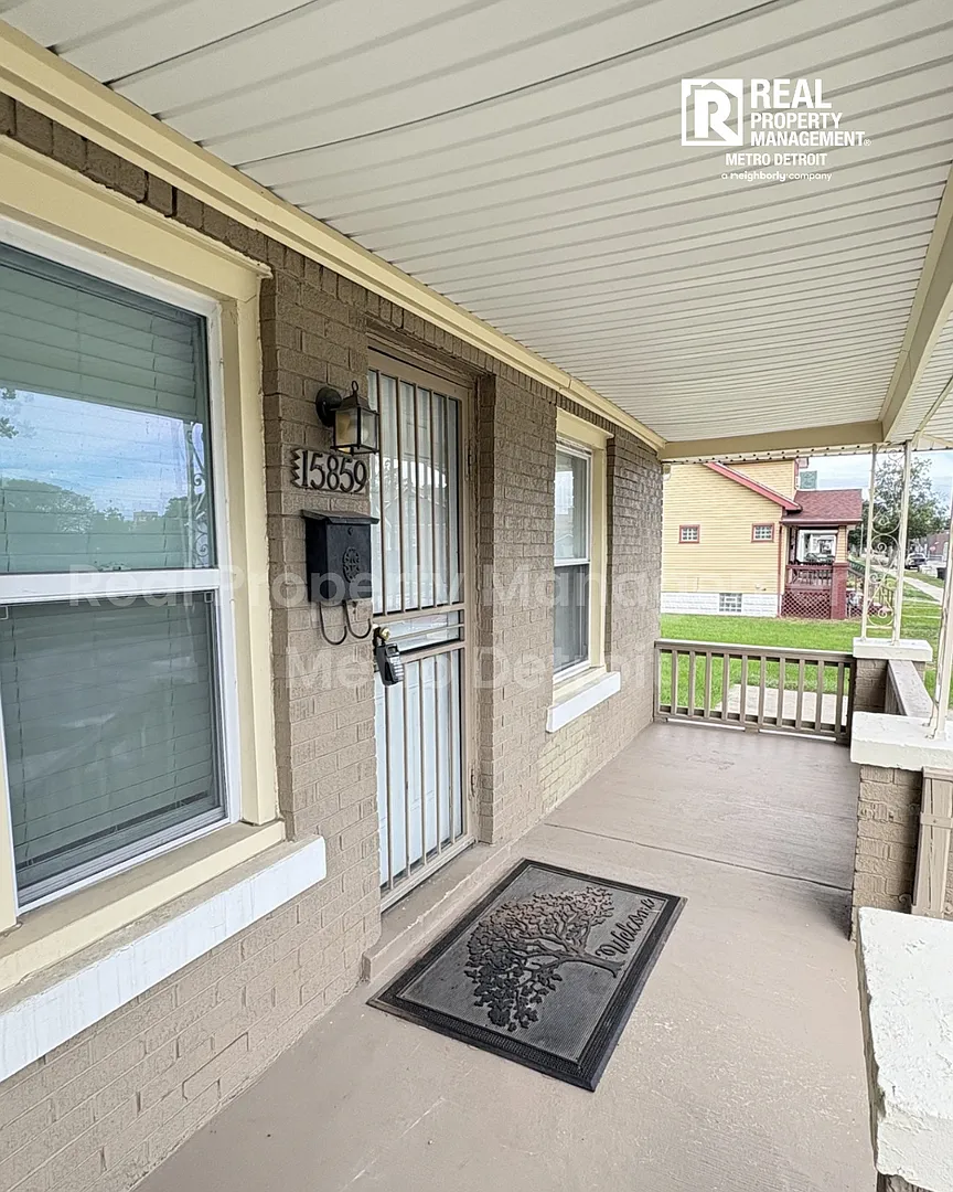 Spacious 5-Bedroom Home with Fenced Backyard in Detroit, Michigan — Photo 2