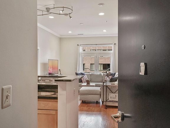 4th image of 309 Holland Ln #140