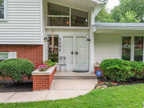 2nd image of 120 Briarwood Ln
