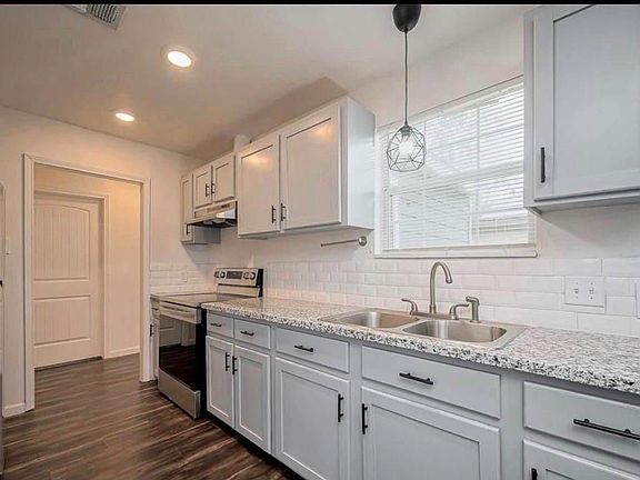 2nd image of 2604 Windsor Ln