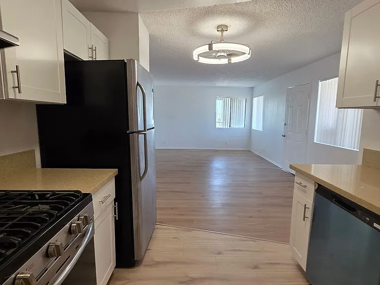 237 E Buckthorn St — Photo 8