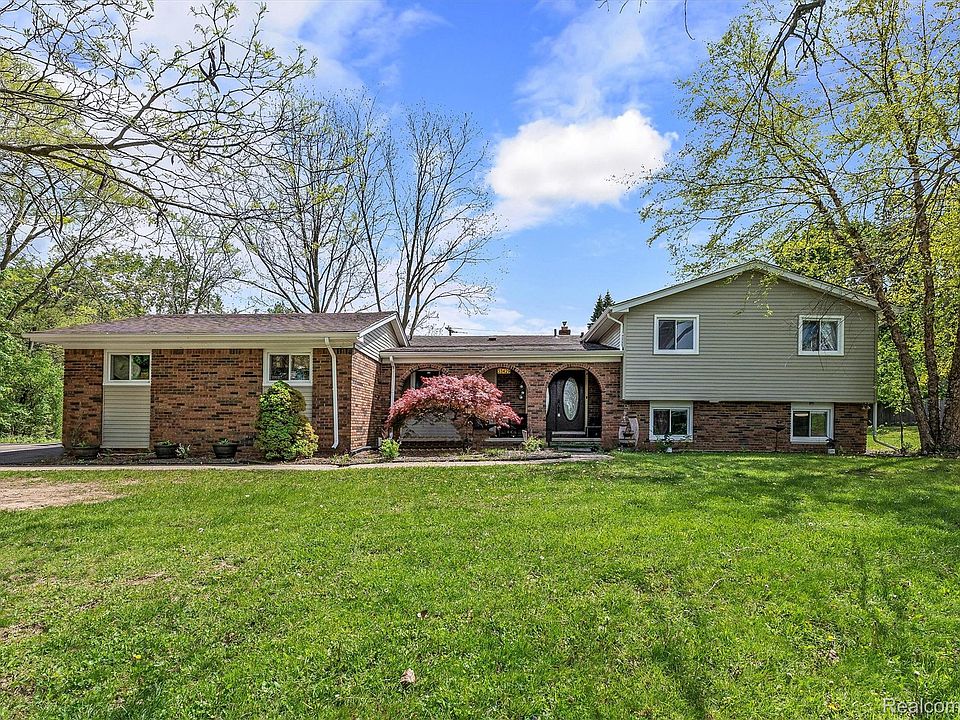 1st image of 33429 Quaker Valley Rd