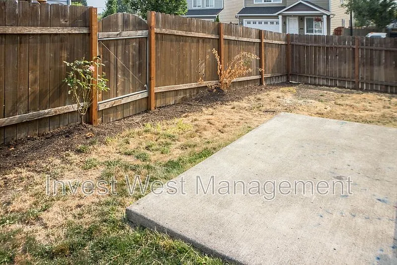 3 bed, 2.5 bath, 2033 sqft, $2,395 — Photo 3