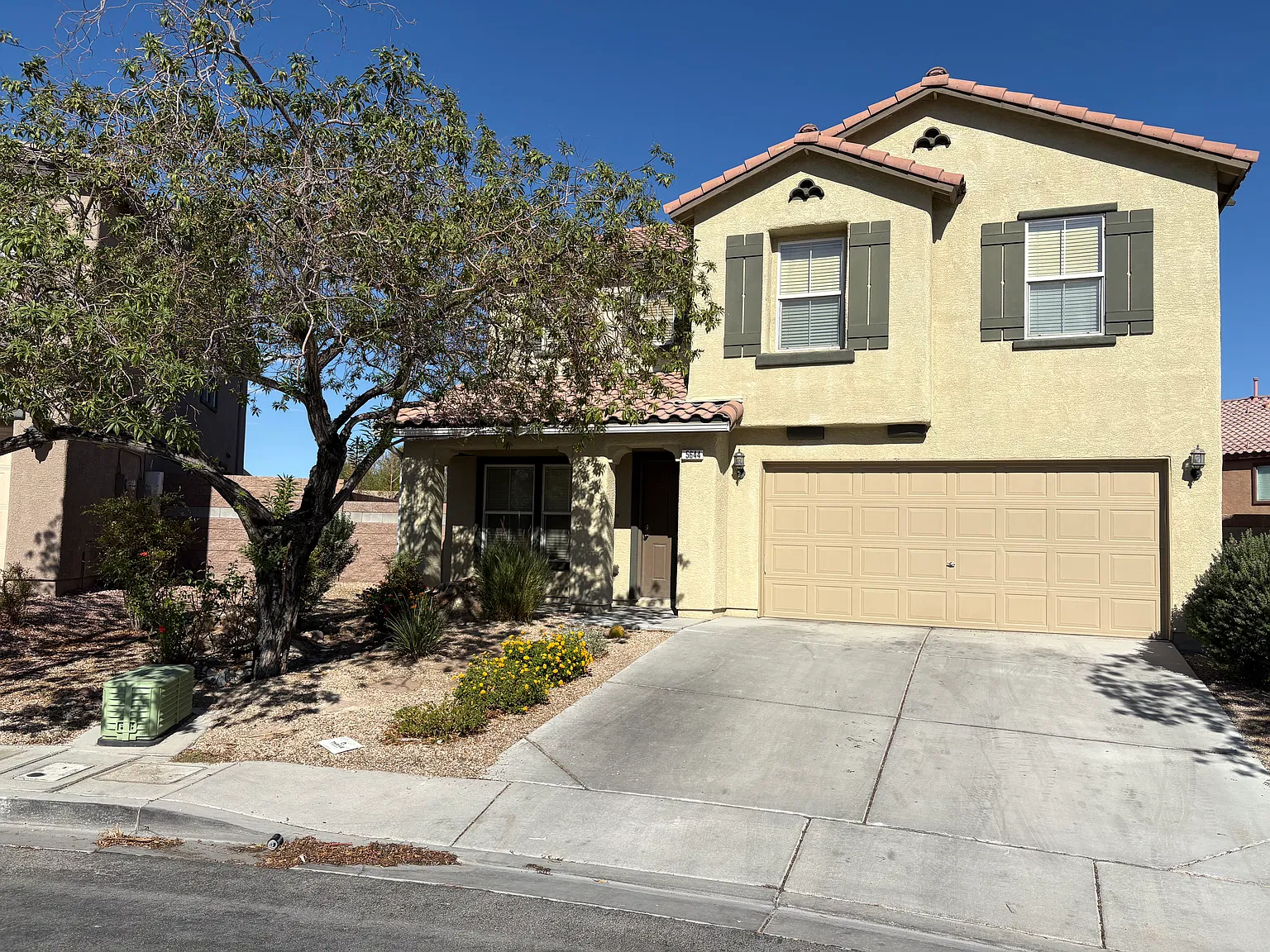 3 bed, 2.5 bath, 2480 sqft, $2,300 — Photo 1