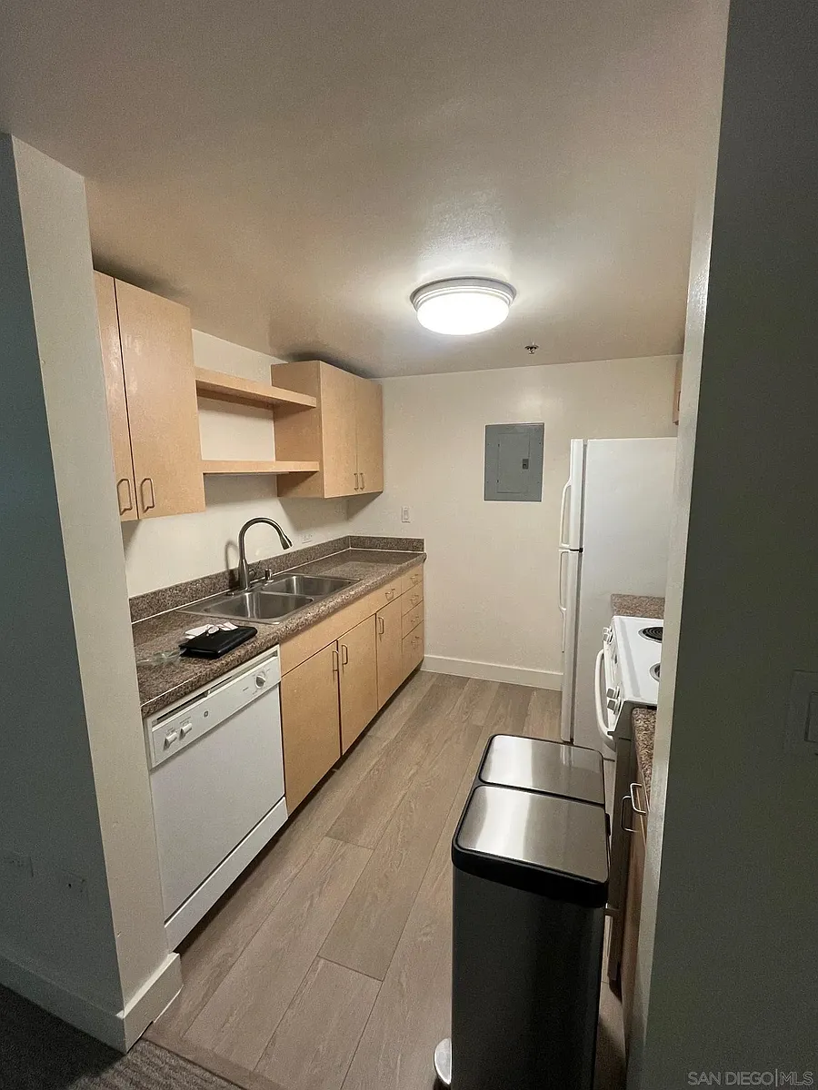 Building Photo - 425 W Beech St #204