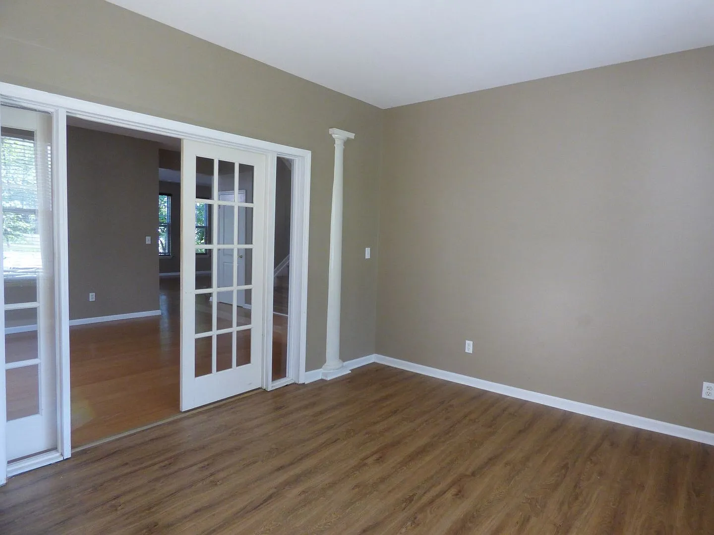 Beautiful 4 BR Home in South Lexington! Open Floor Plan, Walk-In Closets, Jetted Tub, Pets Ok! — Photo 4