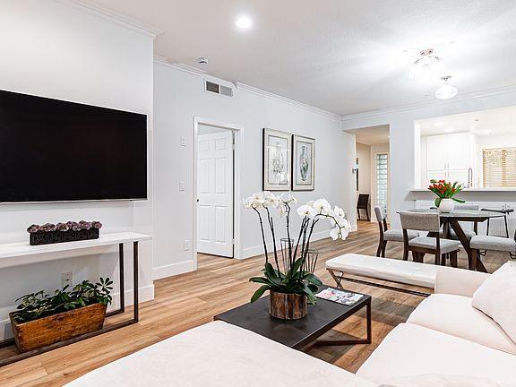 Living room and dinning room all open and spacious.