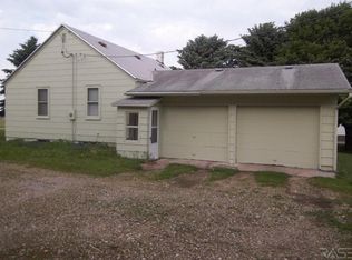 116 E 1st St, Hills, MN 56138