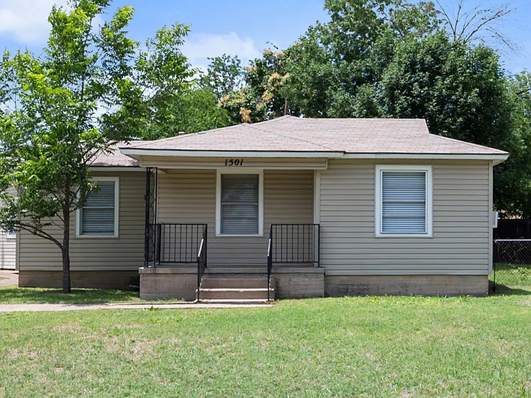 1501 Greenbrier Dr — Photo 2